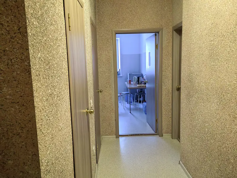 Прихожая VIP-квартиры, вид на кухню