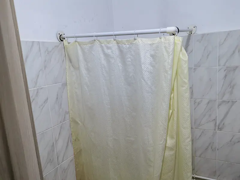 Душевая с плиткой и шторкой